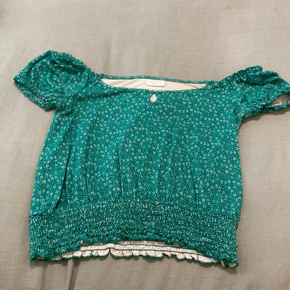 Green, cropped, scrunched top.
